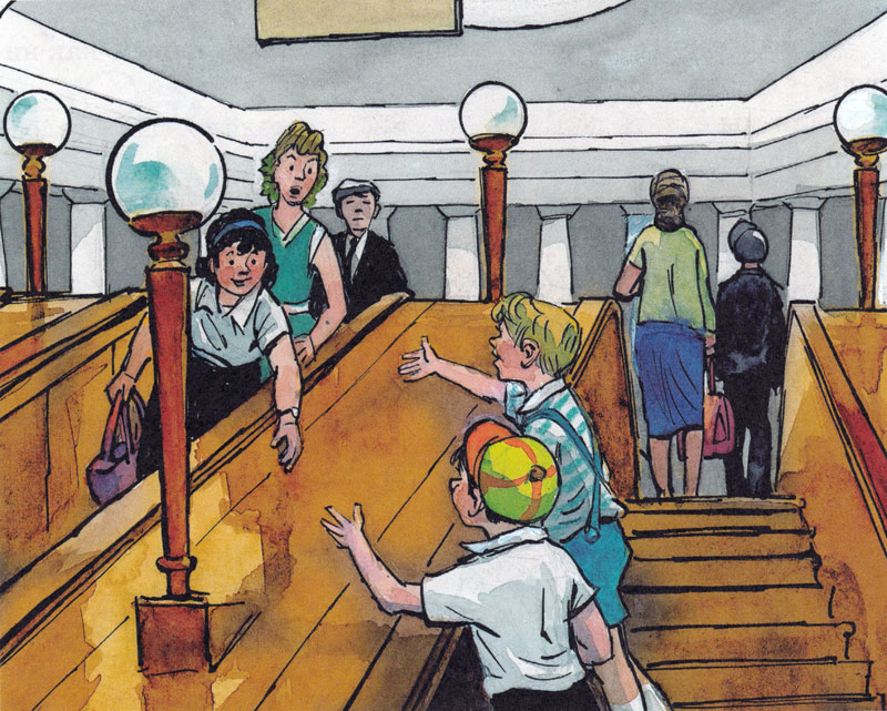 Мальчики встретили маму на эскалаторе